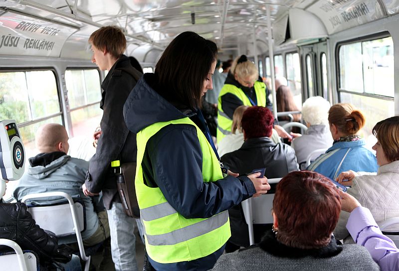Rīgas sabiedriskā transporta biļešu kontrolieri veic biļešu pārbaudi 4.maršruta tramvajā.