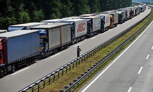 Trucks wait on July 3, 2013, forming a more than 8 kms long line, near the Batrovci border crossing between Serbia and Croatia,. Trucks were backed up for 15-kilometres (nine-miles) at Serbia’s border with Croatia on July 2 as Croatian customs officers struggled with technical problems linked to the country joining the EU on July 1. Some 1,200 drivers from Balkan countries and beyond were stuck at the Batrovci border crossing, waiting for the Croatian customs system to be successfully synchronized with the European Union network. AFP PHOTO / ANDREJ ISAKOVIC