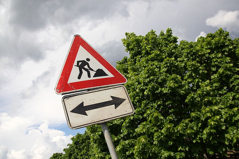 Ceļa zīme “Uz ceļa strādā” un “Darbības virzieni”.