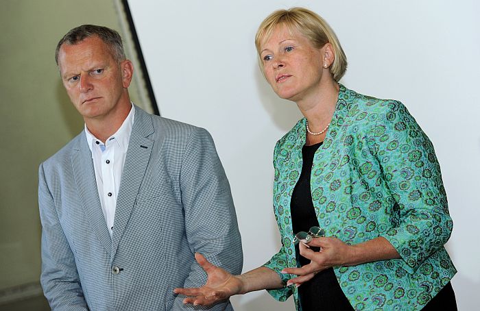 Saeimas deputāts Gaidis Bērziņš un demisionējusī kultūras ministre Žaneta Jaunzeme-Grende preses konferencē informē par paveikto.