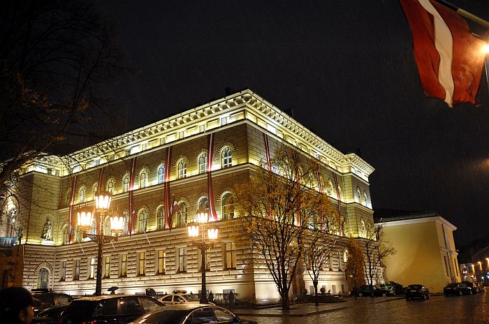 Saeimas ēka gaismas festivāla “Staro Rīga” laikā.
