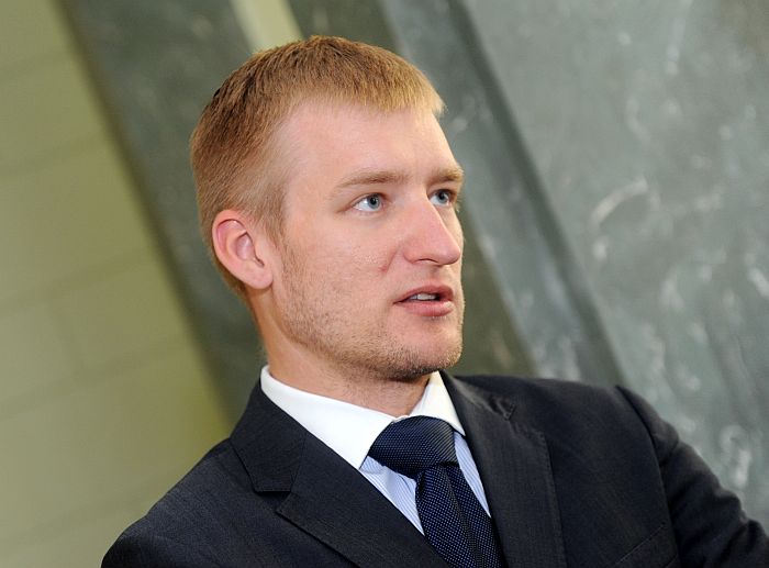 Vides aizsardzības un reģionālās attīstības ministrs Edmunds Sprūdžs pirms Ministru kabineta ārkārtas sēdes, kurā spriedīs par valsts budžeta jaunajām politikas iniciatīvām 2014.-2016.gadā.
