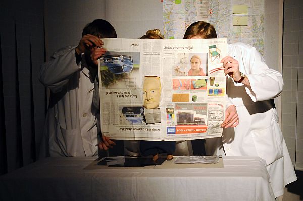 Aktieri Gints Šimelis – Širmanis (no kreisās), Guna Zariņa un Armands Berģis teātra “Dirty Deal Teatro” izrādes “Laika jautājums” ģenerālmēģinājumā.