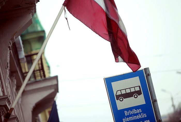 Latvijas valsts karogs pie sabiedriskā transporta pieturas par godu valsts svētkiem – Lāčplēša dienai.
