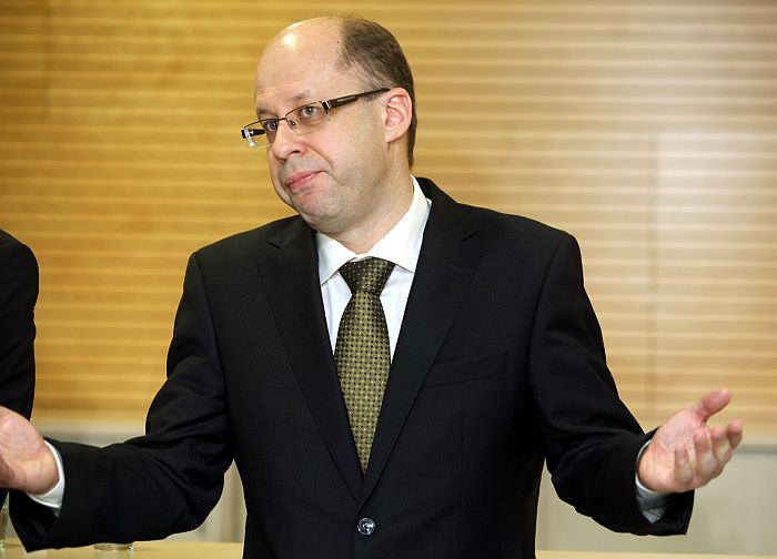 “Maxima Latvija” vadītājs Gintars Jasinsks piedalās preses brīfingā saistībā ar Priedaines ielas “Maxima XX” veikala ēkā notikušo traģēdiju.