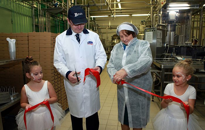 Zemkopības ministre Laimdota Straujuma un AS “Tukuma piens” direktors Ints Poškus piedalās uzņēmuma biezpiena ražotnes atklāšanas pasākumā.