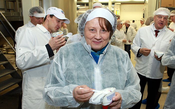 Laimdota Straujuma piedalās AS “Tukuma piens” biezpiena ražotnes atklāšanas pasākumā.