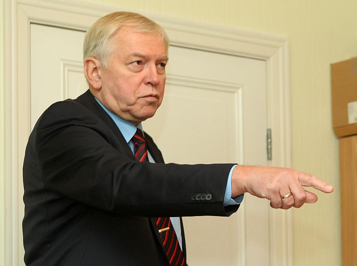 Zaļo un zemnieku savienības (ZZS) Saeimas frakcijas priekšsēdētājs Augusts Brigmanis, ZZS pārstāve Ilona Jurševska un Saeimas deputāte Iveta Grigule pirms tikšanās ar Ministru prezidentu, kurā diskutēs par 2014.gada budžetu.