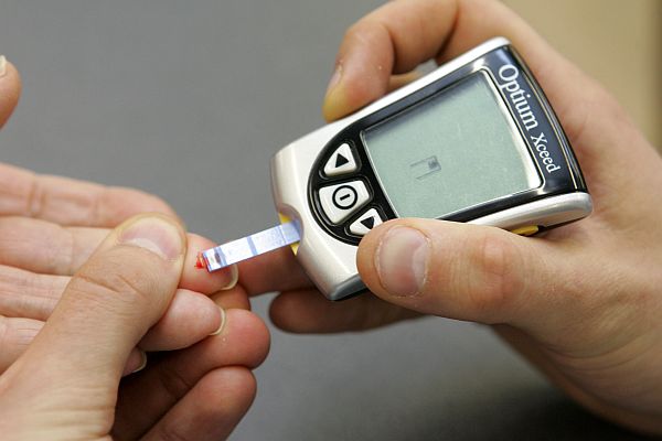 Glikozes līmeņa noteikšana Rīgas Kongresu namā, kur notiek Pasaules Diabēta dienas pasākums.