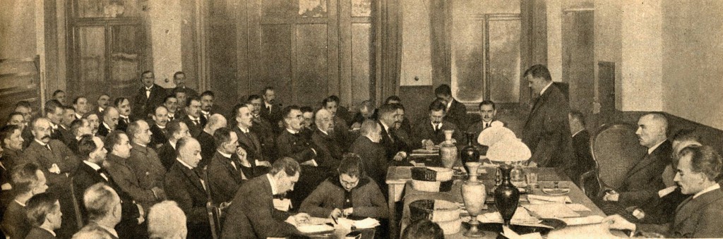 Pirmā Tautas padomes plenārsēde 1918. gada novembrī. No labās: stāv Ministru prezidents Kārlis Ulmanis, sēž Alberts Kviesis.