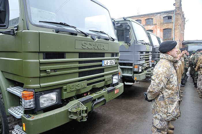 Norvçìijas bruòoto spçku Ziemassvçtku dâvana Latvijas armijai 154 automaðînas . Vagonu 38. 19/12/2013 foto: Timurs Subhankulovs/Latvijas Avîze