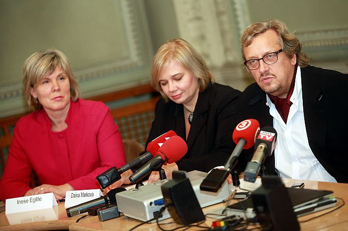 Latvijas Nacionālās operas jaunā valde – bijusī operas mārketinga un biznesa vadītāja Inese Eglīte (no kreisās), bijusī Latvijas Televīzijas kultūras raidījumu satura redaktore muzikoloģe Daina Markova un operas mākslinieciskais vadītājs un valdes priekšsēdētājs komponists un bijušais “Radio SWH” vadītājs Zigmars Liepiņš piedalās iepazīšanās preses konferencē.