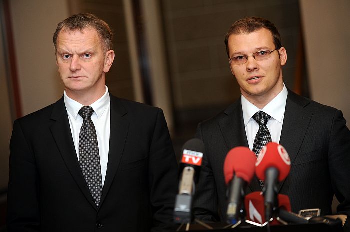 Nacionālās apvienības “Visu Latvijai!”-“Tēvzemei un Brīvībai/LNNK” pārstāvji – līdzpriekšsēdētāji Gaidis Bērziņš (no kreisās) un Raivis Dzintars.