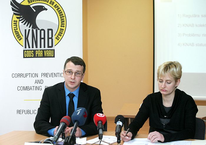 Korupcijas novēršanas un apkarošanas biroja (KNAB) priekšnieks Jaroslavs Streļčenoks un vietniece Juta Strīķe piedalās preses konferencē, kurā informē par KNAB darbības rezultātiem 2011.gadā korupcijas novēršanā un apkarošanā, kā arī politisko partiju finansēšanas kontrolē.