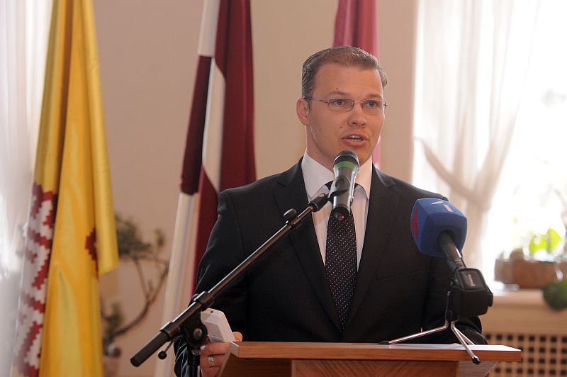 Nacionālās apvienības “Visu Latvijai!”-TB/LNNK” valdes līdzpriekšsēdētājs Raivis Dzintars uzrunā klātesošos nacionālās apvienības “Visu Latvijai!”-“Tēvzemei un Brīvībai”/LNNK konferencē, kurā apspriež būtiskākās politiskās aktualitātes un paveikto darbā valdībā un Saeimā, kā arī dalību gaidāmajās pašvaldību vēlēšanās.