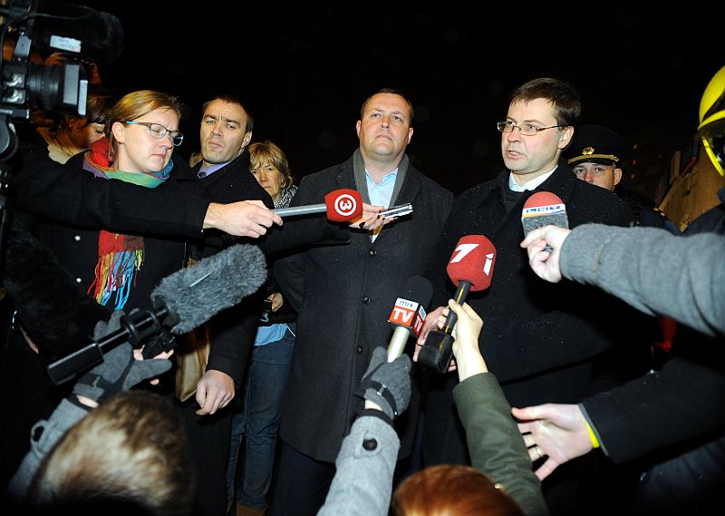 Iekšlietu ministrs Rihards Kozlovskis (no kreisās) un Ministru prezidents Valdis Dombrovskis atbild uz žurnālistu jautājumiem pie veikala “Maxima” Zolitūdes mikrorajonā kur iebrucis jumts, kā rezultātā gājuši bojā un cietuši cilvēki.