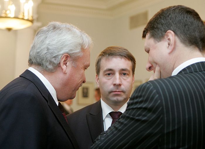 Zemkopības ministrs Jānis Dūklavs (no kreisās), labklājības ministrs Uldis Augulis un vides ministrs Raimonds Vējonis pulcējušies pulcējušies pēc valdības pēdējās sēdes uz premjera nelielo pieņemšanu un sarūpēto šampanieti.