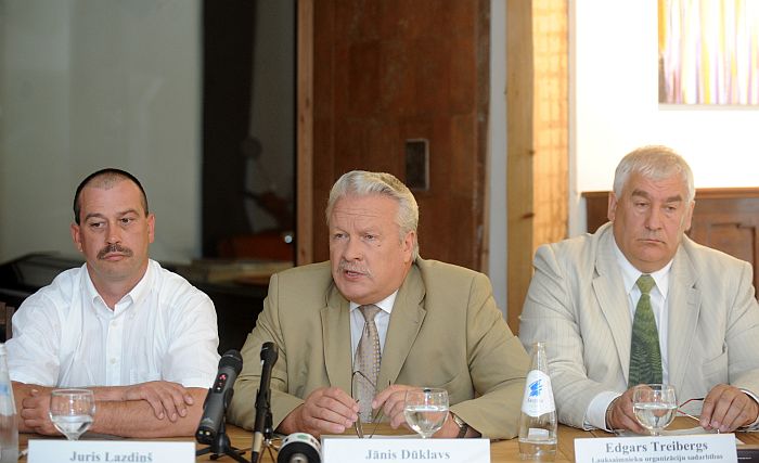 Zemnieku saeimas priekšsēdētājs Juris Lazdiņš (no kreisās), zemkopības ministrs Jānis Dūklavs un Lauksaimnieku organizāciju sadarbības padomes valdes priekšsēdētājs Edgars Treibergs piedalās Latvijas lauksaimnieku organizācijas rīkotajā preses konferencē, lai informētu par kampaņas “Kopējā lauksaimniecības politika – rītdiena sākas šodien” gaitu.