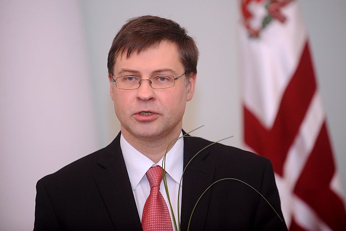 Demisionējošais Ministru prezidents Valdis Dombrovskis saka uzrunu svinīgajā pasākumā Ministru kabinetā, kura laikā iepazīstināja jauno premjeri ar amata pienākumiem, bijušo premjeru galerijā pievienoja savu fotoattēlu un iedzina simbolisko naglu karoga kātā.
