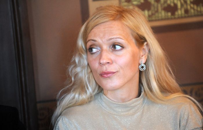 Galvenās lomas izpildītāja Silga Tīruma piedalās preses konferencē par Imanta Kalniņa operas “Spēlēju dancoju” koncertuzvedumu.