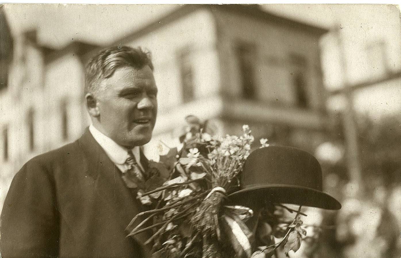 Vērtīgi tāpat ir fotogrāfa Mārtiņa Lapiņa (1873 – 1954) uzņēmumi, fiksējot Latvijas Pagaidu valdības svinīgo sagaidīšanu Rīgā, tai atgriežoties no Liepājas ar kuģi ”Saratov” 1919. gada 8. jūlijā. Pagaidu valdības vadītājs Kārlis Ulmanis 1919. gada 8. jūlijā Rīgā.