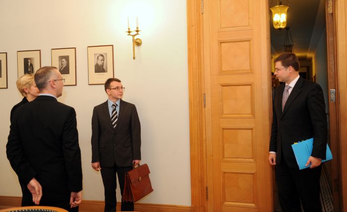 Ministru prezidents Valdis Dombrovskis (no labās), Korupcijas novēršanas un apkarošanas biroja (KNAB) priekšnieks Jaroslavs Streļčenoks, priekšnieka vietnieki Juta Strīķe un Alvis Vilks pirms tikšanās Ministru kabinetā.
