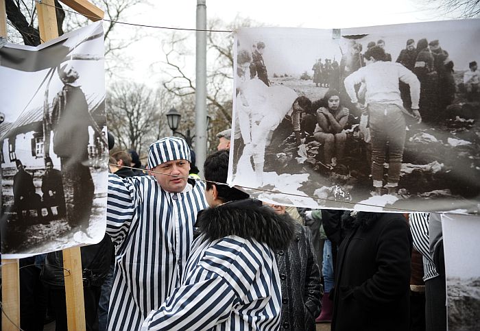 “Antifašisti” un viņu atbalstītāji pie Brīvības pieminekļa protestē pret oganizācijas “Daugavas vanagi” rīkoto latviešu leģionāru piemiņas gājienu.
