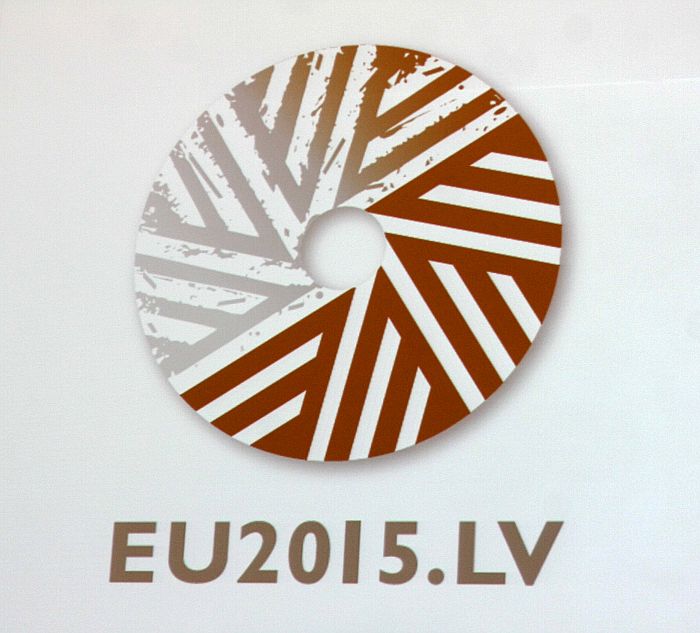 Ministru kabinetā apstiprinātais Latvijas prezidentūras 2015.gadā Eiropas Padomē logo, kuru veidojis dizaina grafiķis Gunārs Lūsis.