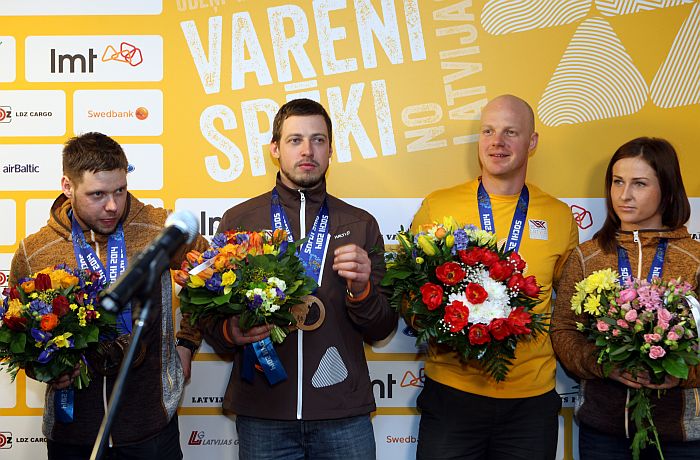 Latvijas Soču olimpiskie bronzas medaļu ieguvēji – kamaniņu braucēji Juris Šics, Andris Šics, Mārtiņš Rubenis un Elīza Tīruma svinīgās sagaidīšanas ceremonsjas laikā lidostā “Rīga”.