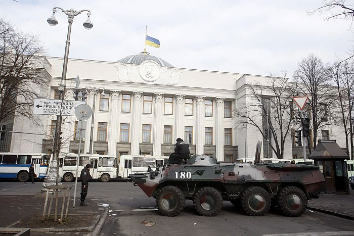 Soldiers on an APC guard the Ukrainian parliamnet in Kiev on February 20, 2014 .Ukraine’s brittle truce shattered on Thursday in fierce clashes between baton-wielding protesters and riot police that claimed at least 27 lives just as EU envoys were holding crisis talks with the embattled president. AFP PHOTO/ YURY KIRNICHNY