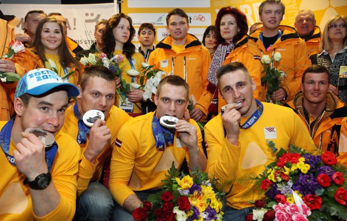 Soču olimpisko spēļu sudraba medaļas ieguvēji bobslejisti Arvis Vilkaste (no kreisās), Daumants Dreiškens, Jānis Strenga un Oskars Melbārdis lidostā “Rīga”.