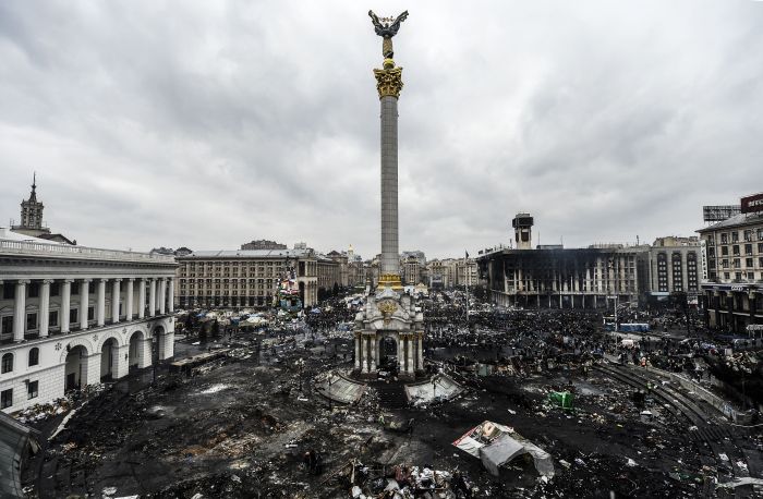 TOPSHOTS
A general view of Independence square is seen during the face off against heavily-armed police February 20, 2014 in Kiev. Armed protesters stormed police barricades in Kiev on Thursday in renewed violence that killed at least 26 people and shattered an hours-old truce as EU envoys held crisis talks with Ukraine’s embattled president. Bodies of anti-government demonstrators lay amid smouldering debris after masked protesters hurling Molotov cocktails and stones forced police from Kiev’s iconic Independence Square — the epicentre of the ex-Soviet country’s three-month-old crisis. AFP PHOTO/BULENT KILIC