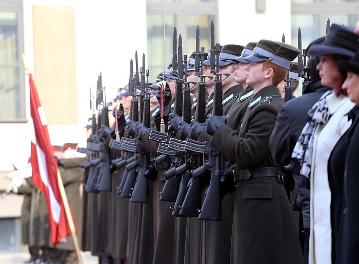 Godasardze un valsts amatpersonas Zviedrijas karaļa Kārļa XVI Gustava un karalienes Silvijas sagaidīšanas ceremonijas laikā Rātslaukumā 2014.gada martā.