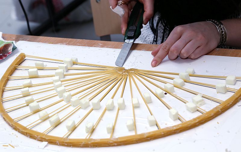 Spageti makaronu tiltu konstruēšanas sacensības “STiKS” Rīgas Tehniskās universitātes Radošo industriju centrā.