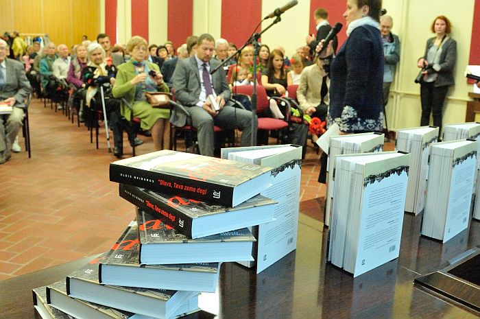 Grâmatu prezentâcija. Latvijas Kara muzeja Konferenèu zâlç vçsturnieka Ulda Neiburga grâmatas “Dievs, Tava zeme deg! Latvijas Otrâ pasaules kara stâsti” atvçrðanas svçtki un Askolda Saulîða dokumentâlâs îsfilmas “Dievs, Tava zeme deg! Otrais pasaules karð un Latvijas okupâcija, 1939-1945” pirmizrâde. Smilðu iela 20. 06/05/2014 foto: Timurs Subhankulovs/Latvijas Avîze