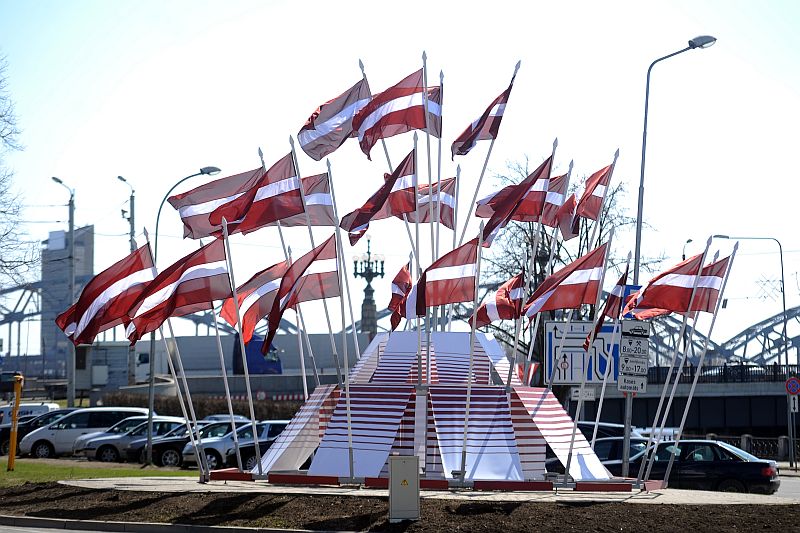 Latvijas karogi 11.novembra krastmalā par godu 4. maija Latvijas Republikas Neatkarības atjaunošanas deklarācijas pasludināšanas dienai.