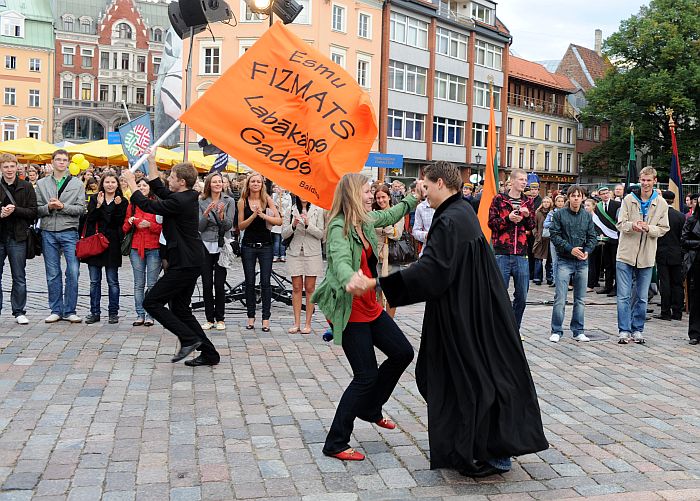 Latvijas Universitātes studenti piedalās Aristoteļa svētkos Doma laukumā.