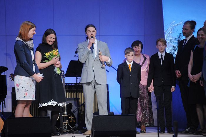 Imanta Ziedoņa fonds “Viegli” dzejnieka dzimšanas dienā cildināšanas ceremonijā pasniedz apbalvojumu “Laiks Ziedonim” pieciem laureātiem, kas iedvesmojuši visu Latviju kļūt labākai.