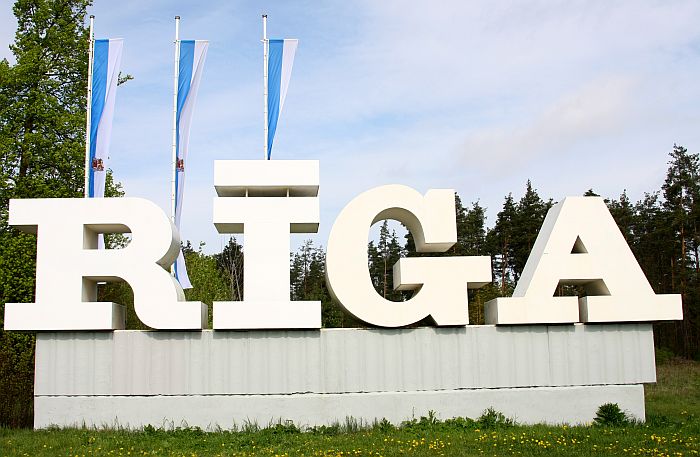 Uzraksts “Rīga” pirms Dārziņiem uz Daugavpils šosejas.