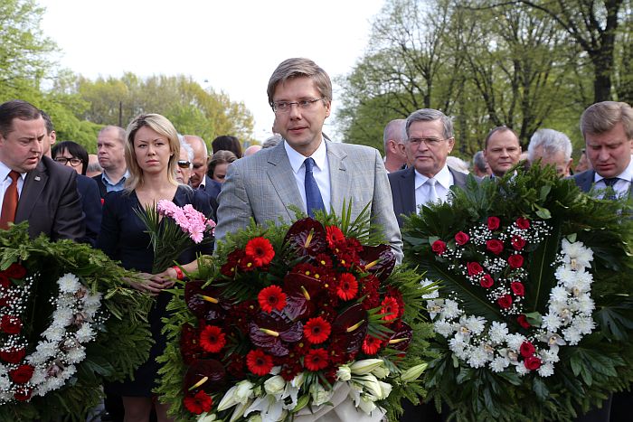 Rīgas domes priekšsēdētājs Nils Ušakovs (centrā) kopā ar vairākiem citiem Rīgas domes deputātiem ieradušies nolikt ziedus un vainagus pie pieminekļa Padomju Latvijas un Rīgas atbrīvotājiem no nacistiskajiem iebrucējiem Uzvaras parkā, godinot Otrajā pasaules karā kritušo piemiņu.