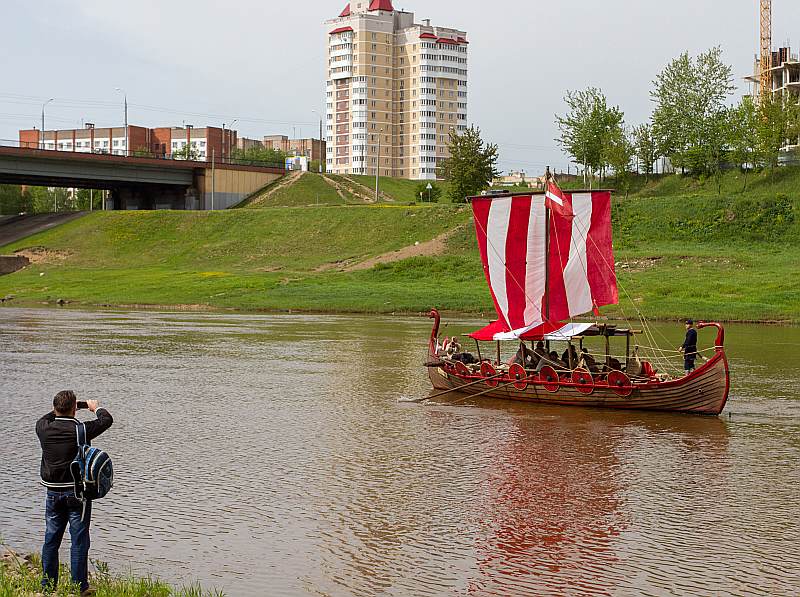 Vikingu kuģis “Nameisis”, tikko ielaists ūdenī, no Vitebskas dodas uz jūru.