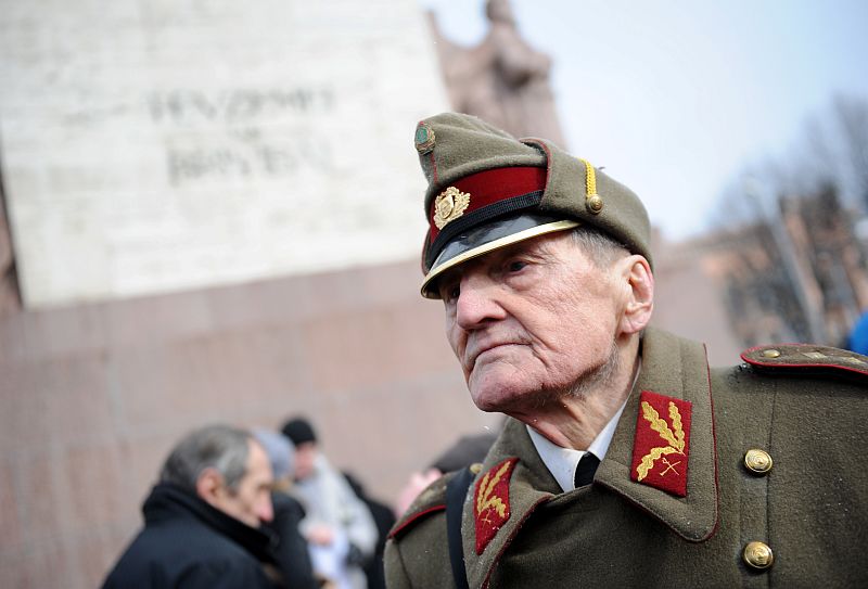 Armijas veterāns piedalās ziedu nolikšanas pasākumā pie Brīvības pieminekļa, godinot latviešu leģionāru piemiņu.