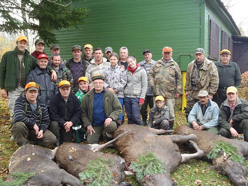 Alojas mednieku kluba šodiena – pēc veiksmīgām medībām kopīgs foto pie mednieku mājas. Pirmais no kreisās stāv kluba vadītājs Aigars Rumbergs.