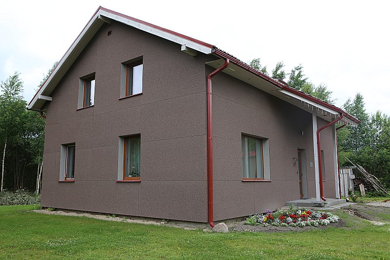 Konkursa uzvarētāja ģimenes savrupnamu vērtējumā jelgavniece Inguna Leibus atzīst, ka, ceļot šādus namus, celtniecība iznākot dārgāka. Bet tā atmaksājas ar uzviju, tajā dzīvojot. Kadiķu ielas 3a īpašniece stāsta, ka tagad kaimiņi bieži brīnoties, kāpēc viņas mājā tikpat kā nemaz nekūp skurstenis.