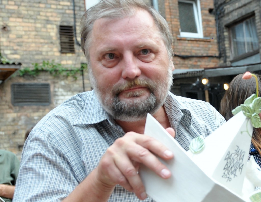 Pēters Brūveris ar Jāņa Baltvilka balvu 2010. gadā.
