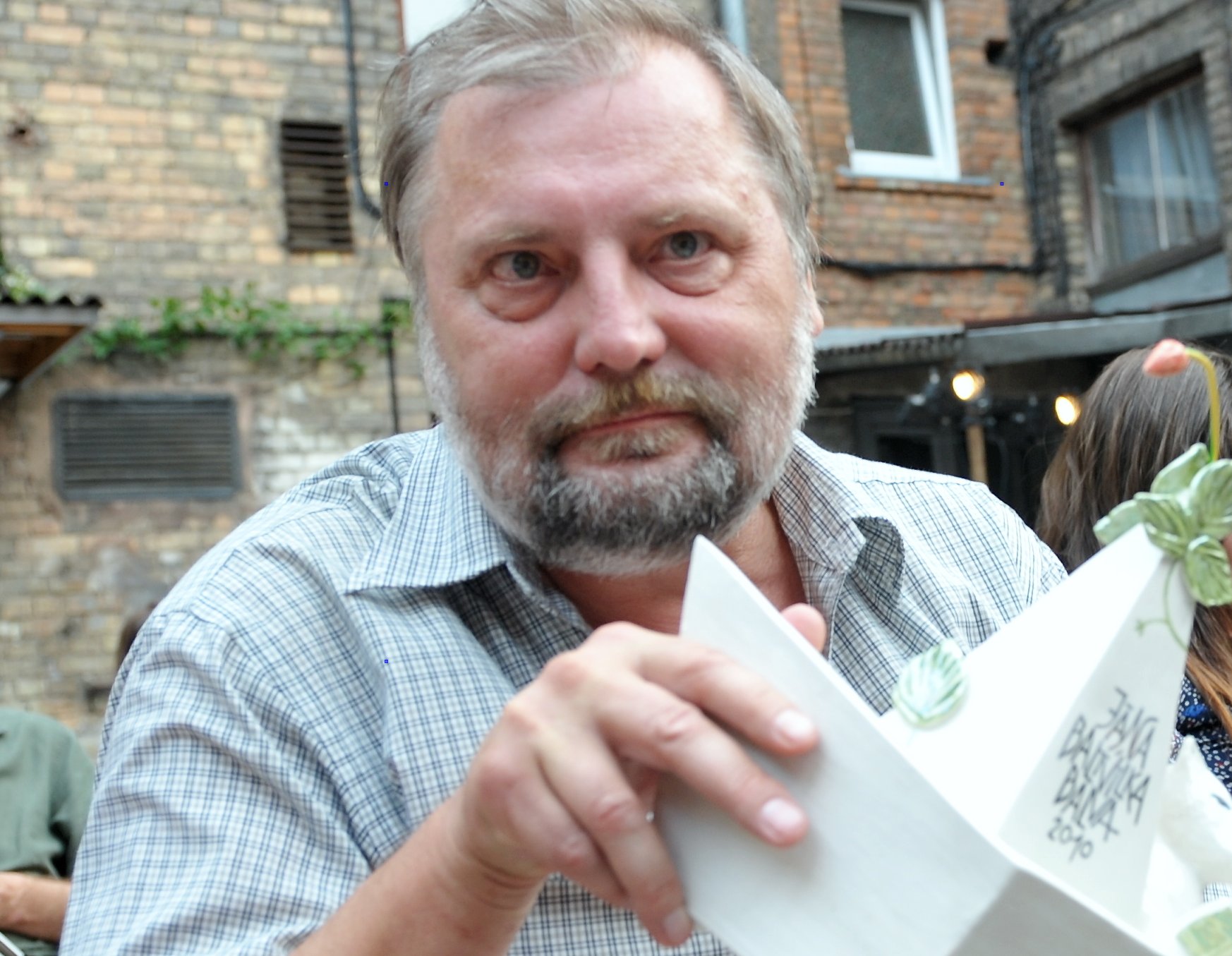 Pēters Brūveris ar Jāņa Baltvilka balvu 2010. gadā.
