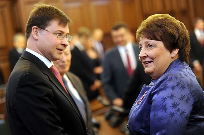Ekspremjers, Saeimas deputāts un Eiropas Parlamenta deputāta amata kandidāts Valdis Dombrovskis un Ministru prezidente Laimdota Straujuma pirms Latvijas Republikas Neatkarības atjaunošanas dienai par godu sasauktās svinīgās sēdes.