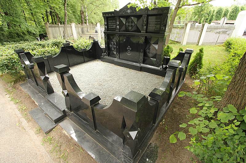 Andris Grūtups jau laikus domāja par mūža mājām, jo, pārsniedzis 60 gadu slieksni, 1. Meža kapos iegādājās atdusas vietu, ko tēlaini dēvē par senlatviešu altāri un “Melno pērli”. Grūtups “Vakara Ziņām” teicis, ka šī ir ģimenes kapa vieta, kas piešķirta viņa draudzenei.