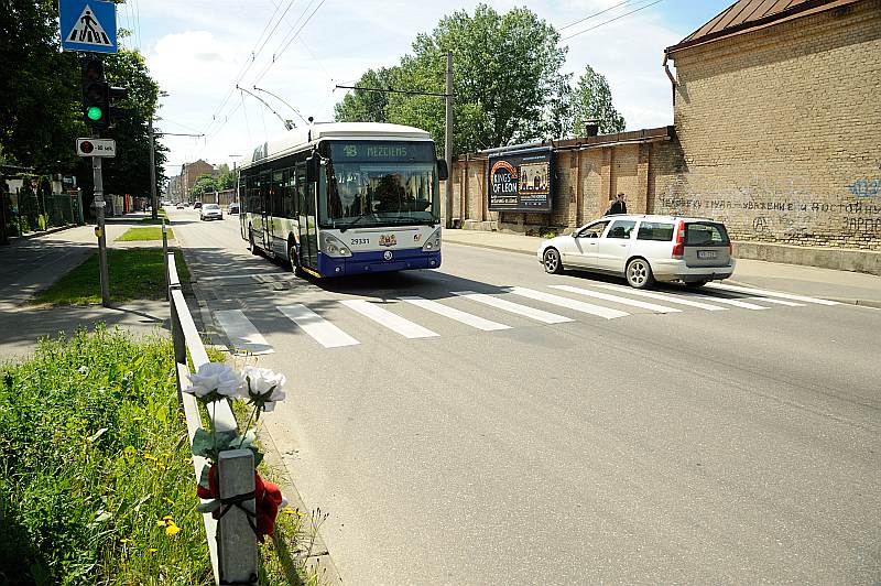 Uz šīs gājēju pārejas zem trolejbusa gāja bojā meitenīte, no negadījumā gūtajām traumām nomira arī viņas māte