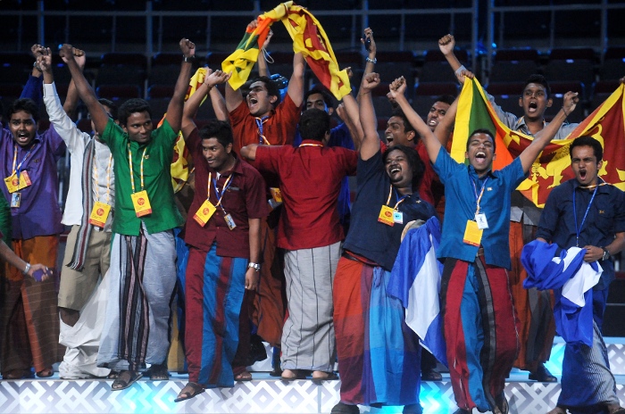 “The Old Joes’ Choir” no Šrilankas saņem zelta medaļu un titulu ”Pasaules koru olimpiādes čempions 2014” kategorijā ”Barbershop kori”.